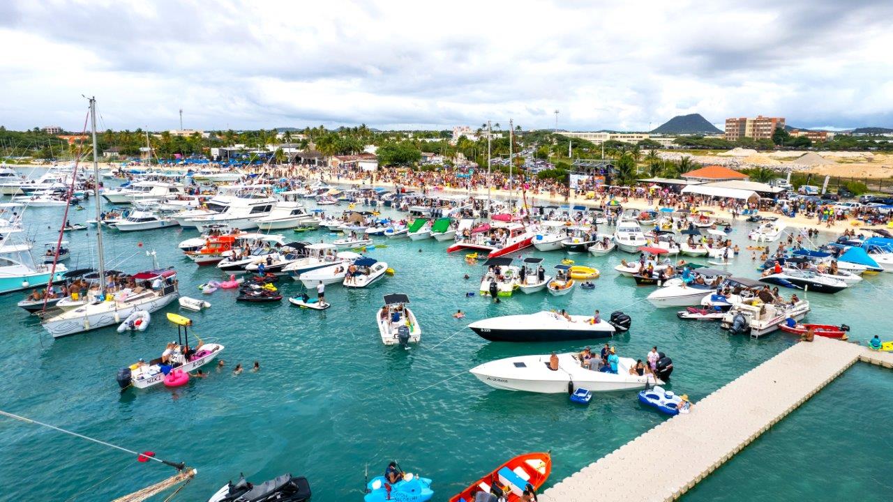 After a long wait, all party lovers were able to enjoy a spectacular Boat Fest last Saturday, January 28th at Surfside Beach Bar. 