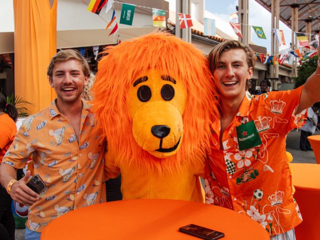Het wordt een ECHT Oranjefeestje! Zie je op het Koningsplein!